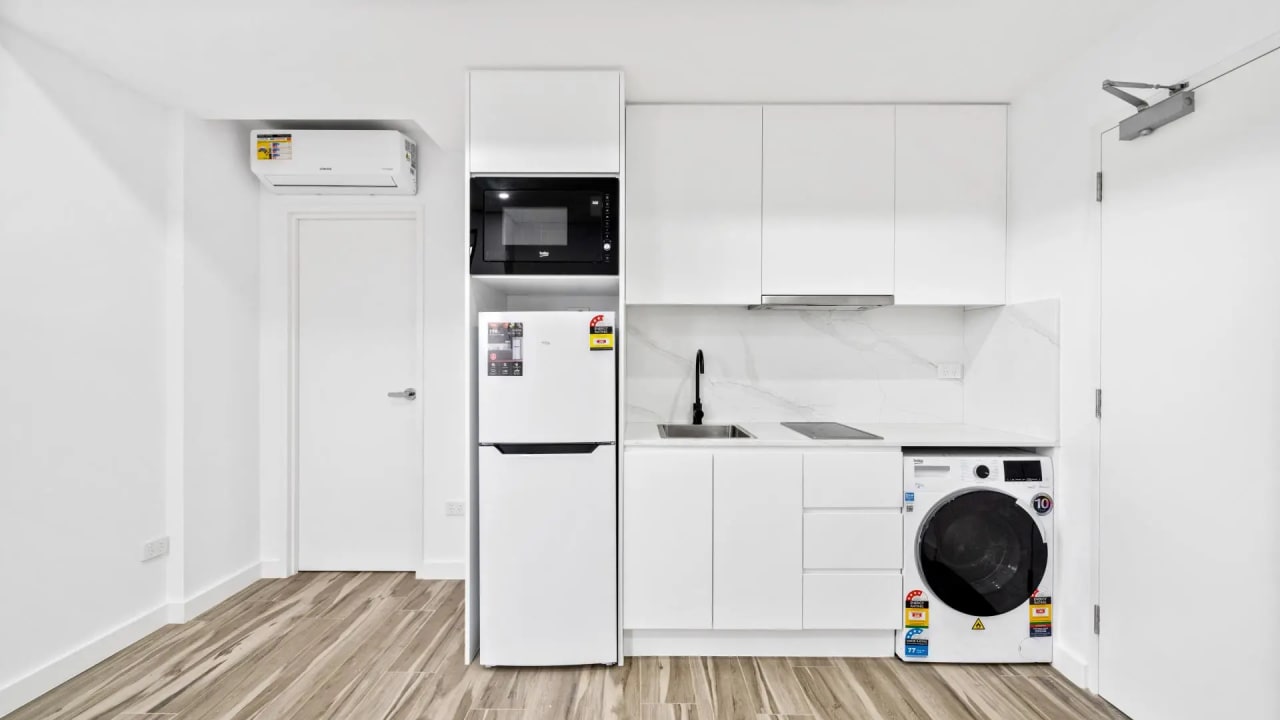 Unfurnished room studio flat for rent