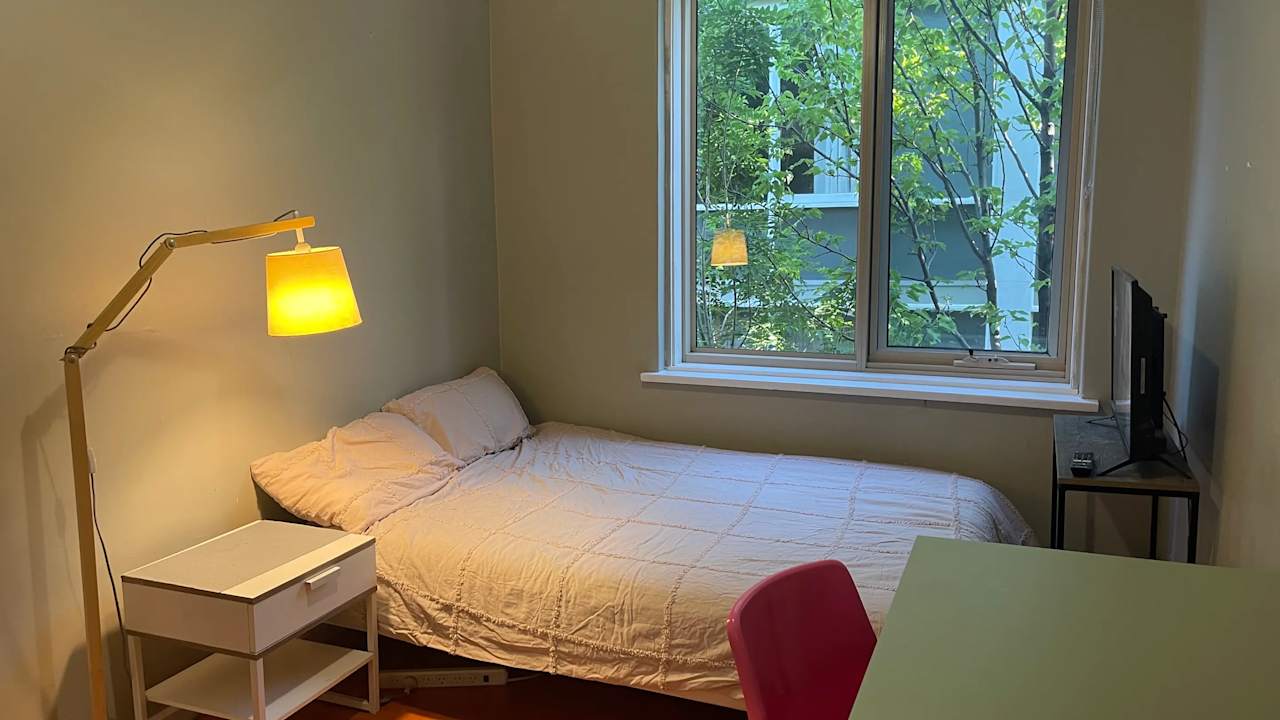 Furnished room in a flatshare
