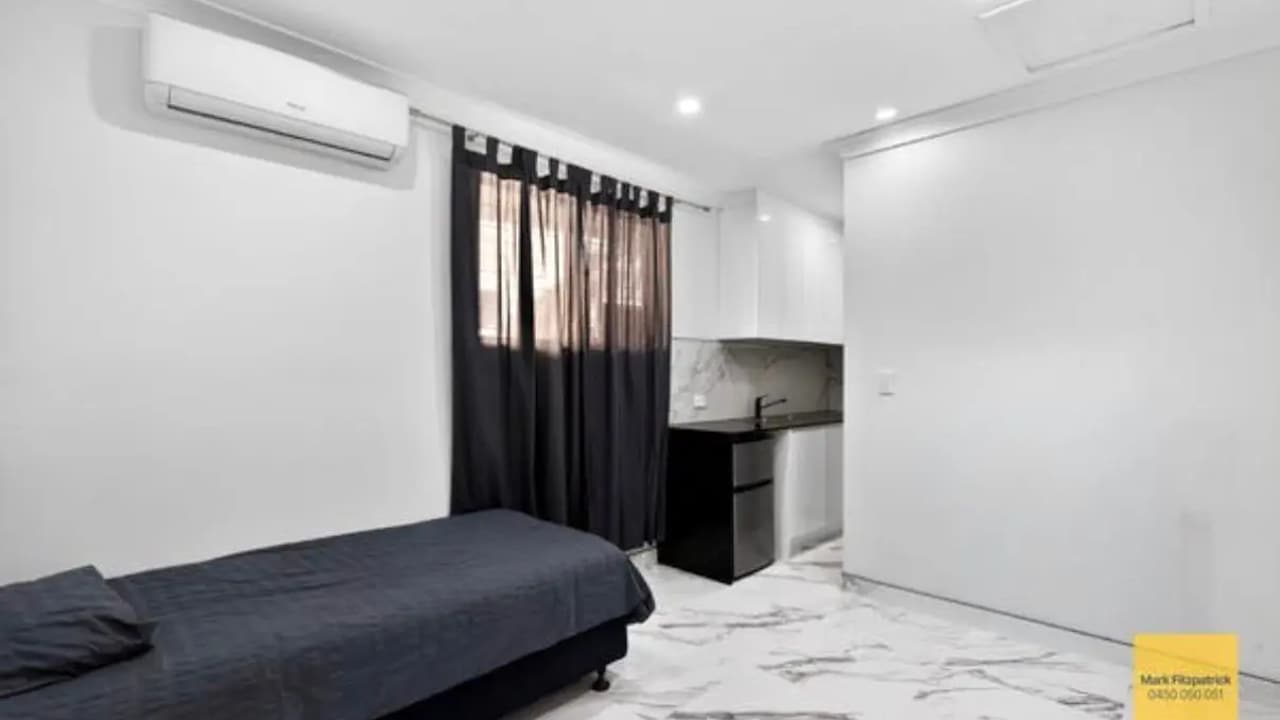 Unfurnished room studio flat for rent