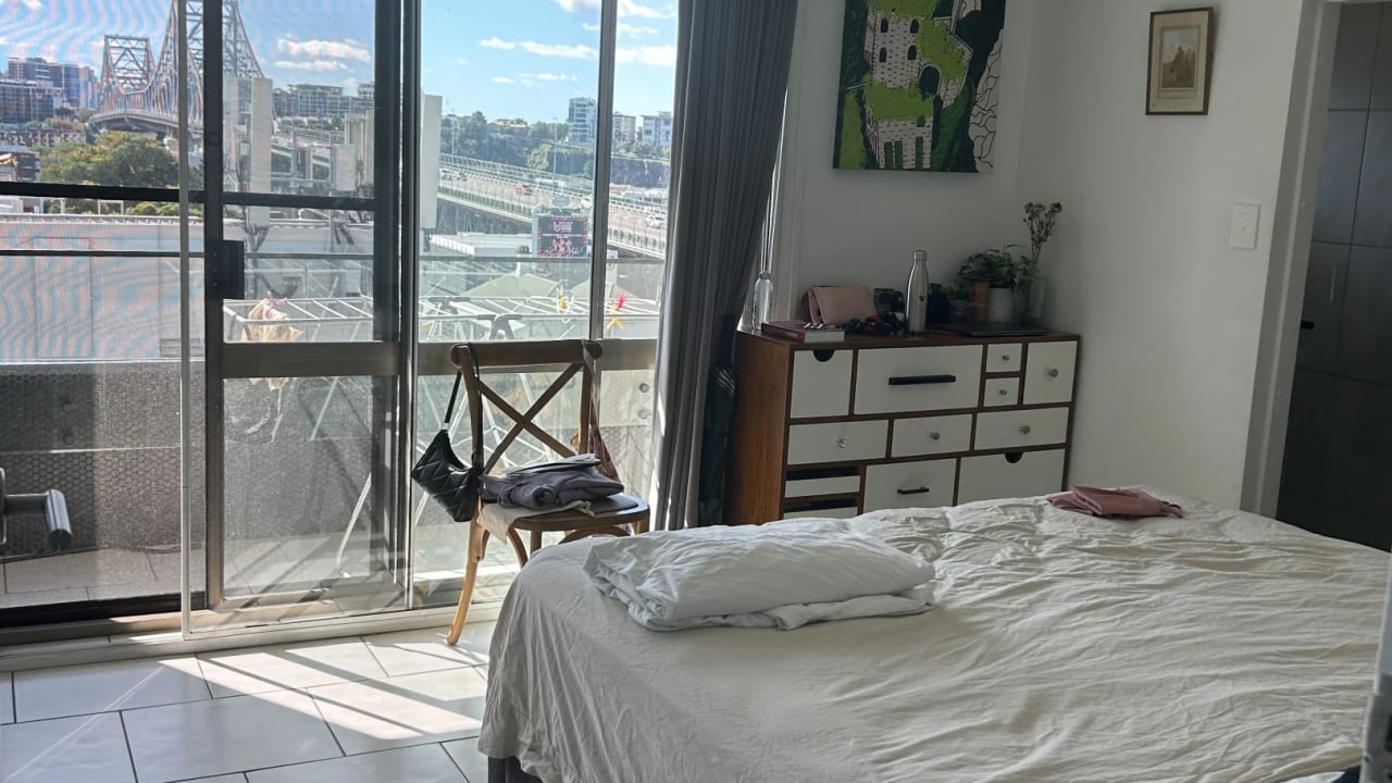 Furnished room with ensuite in a flatshare