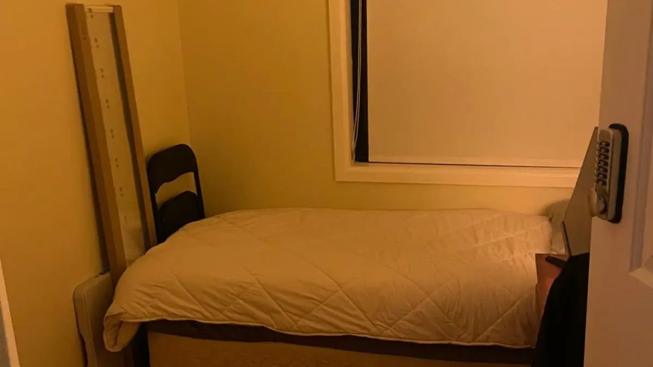 Furnished room in a share house