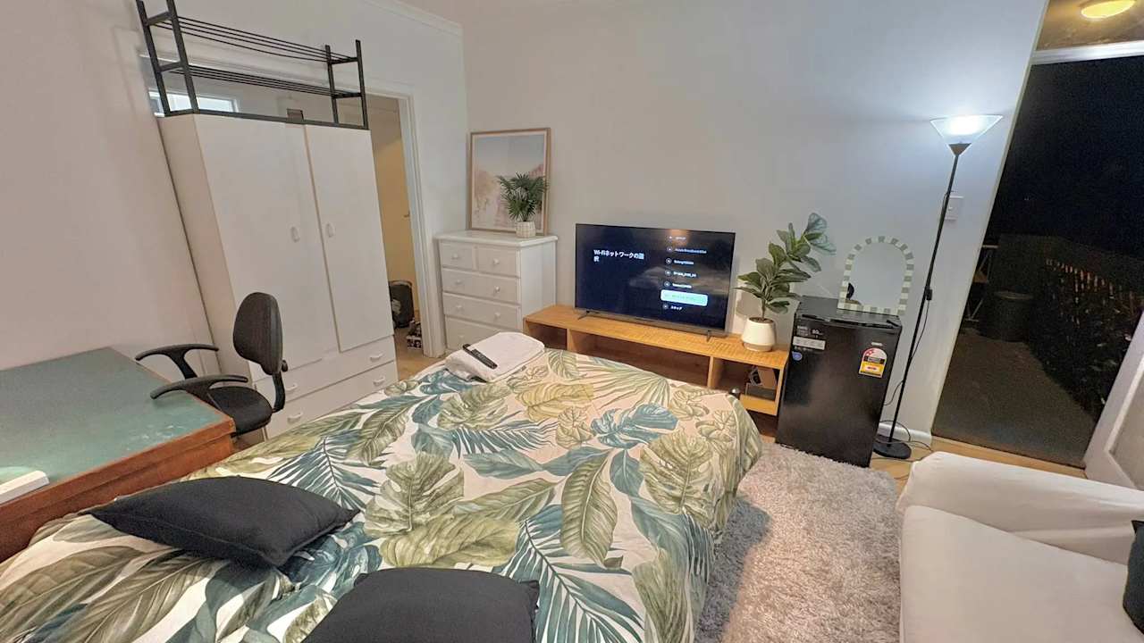 Furnished room in a flatshare