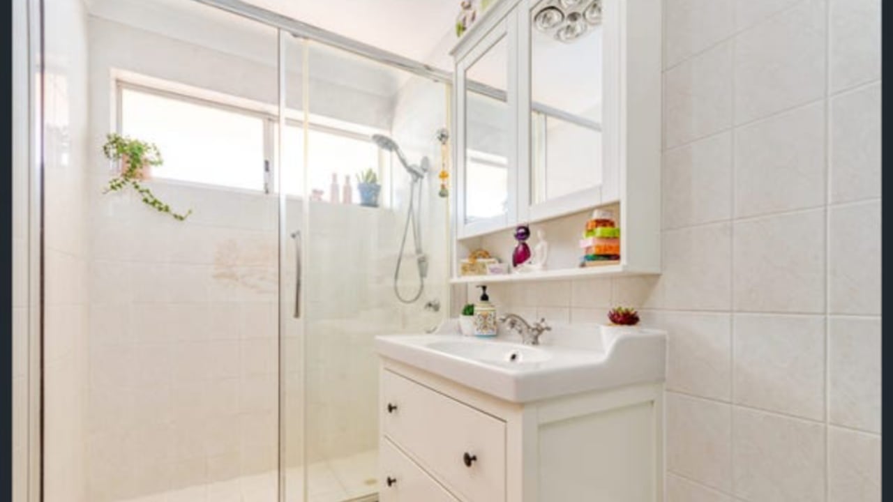 Room in a share house