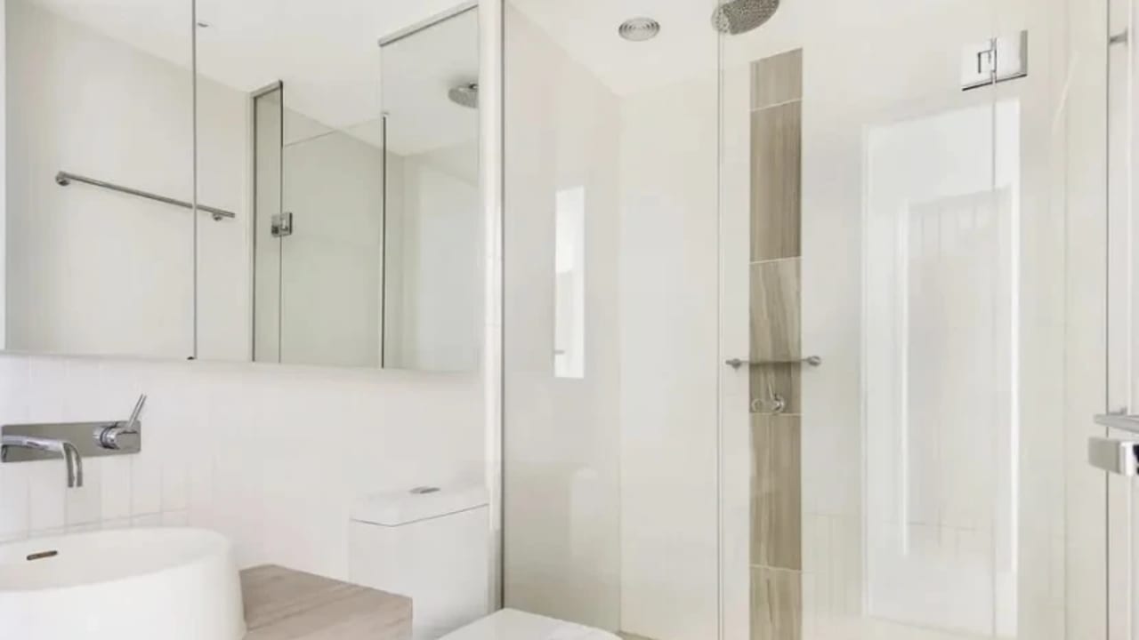 Furnished room with ensuite in a flatshare