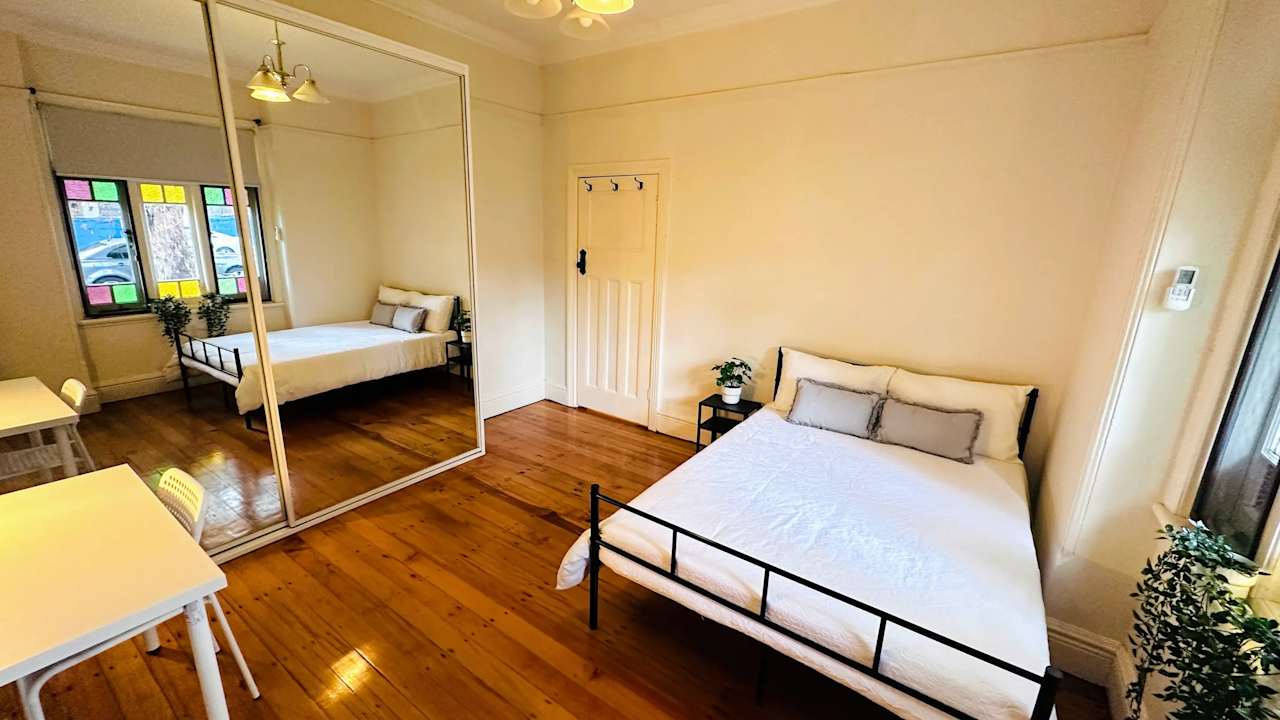 Furnished room in a flatshare