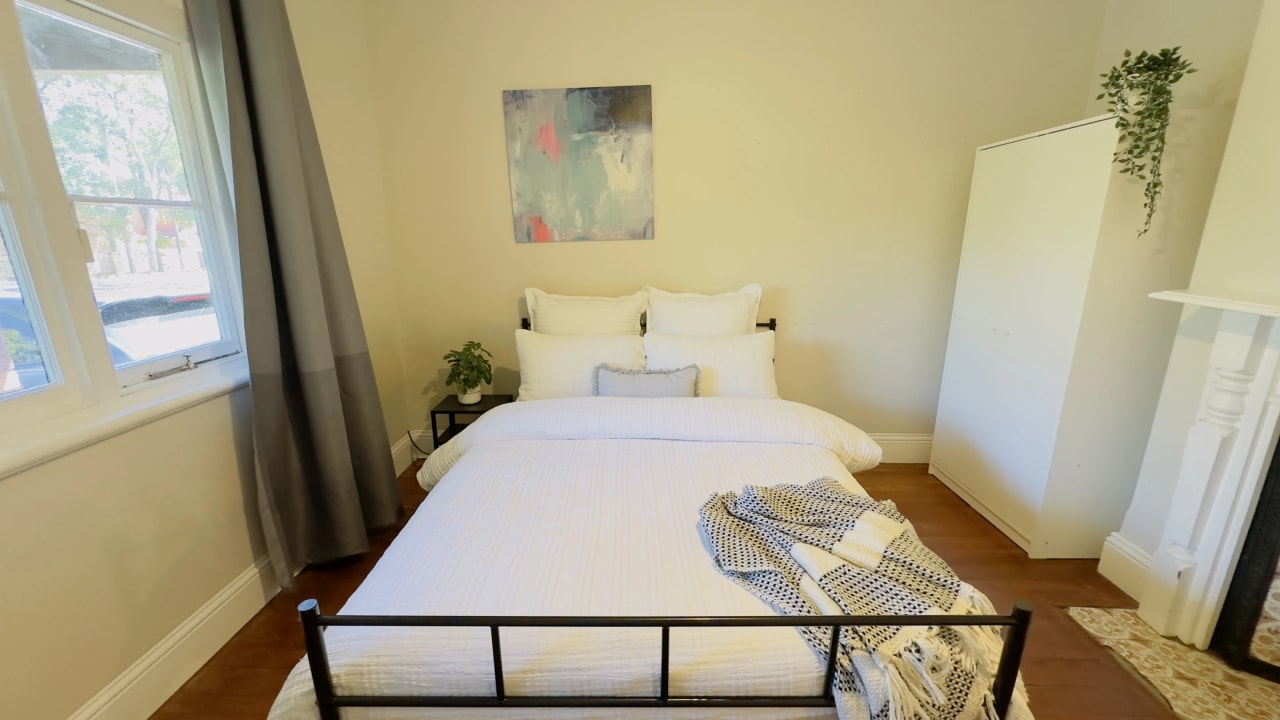 Furnished room in a flatshare