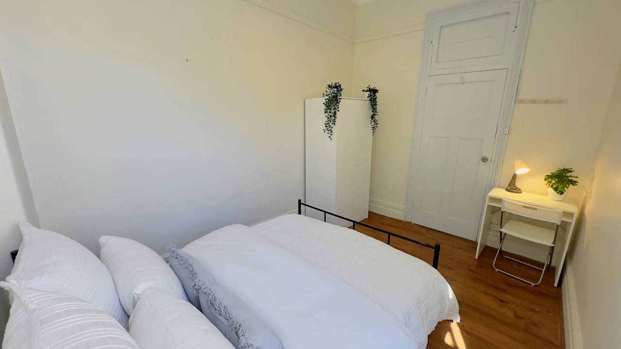 Furnished room in a flatshare