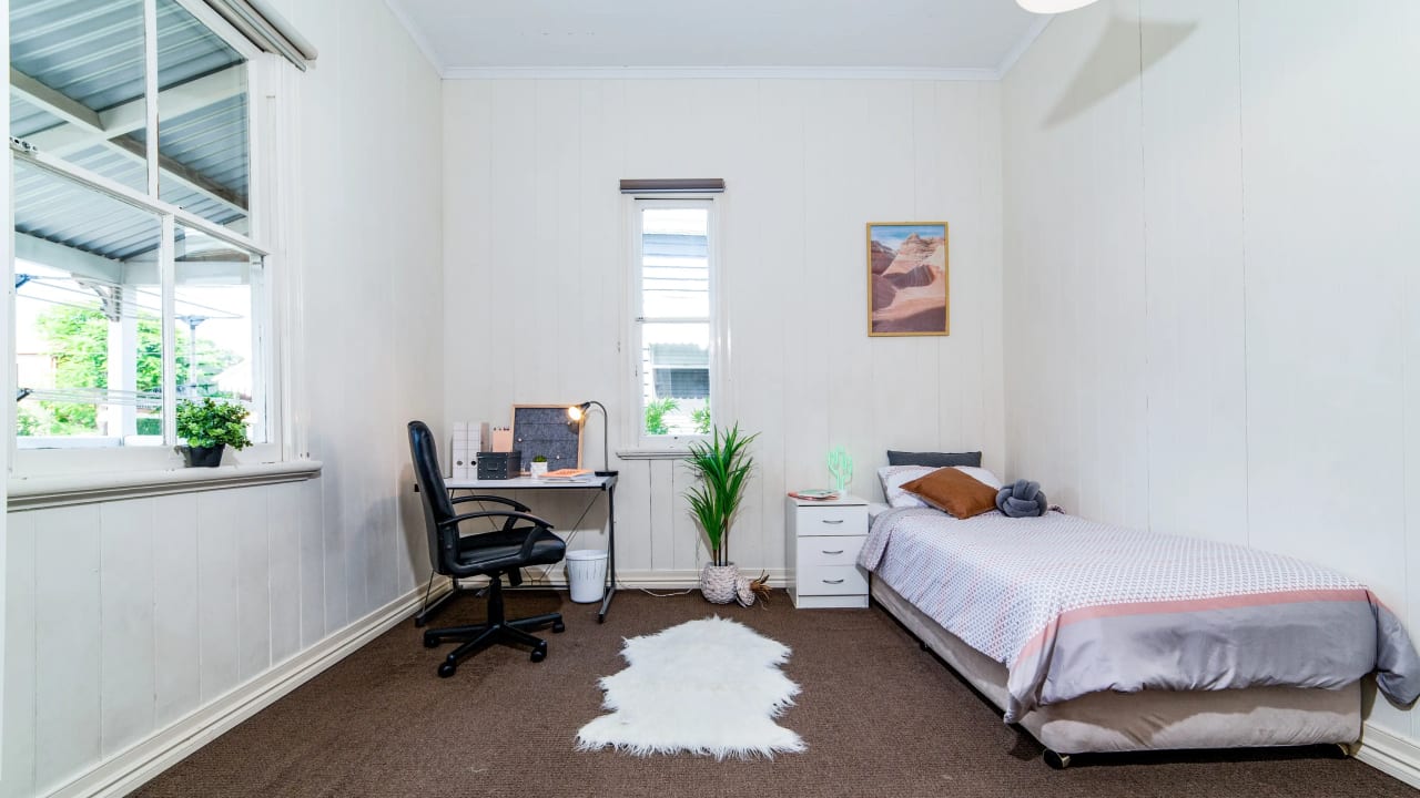 Furnished room in a share house