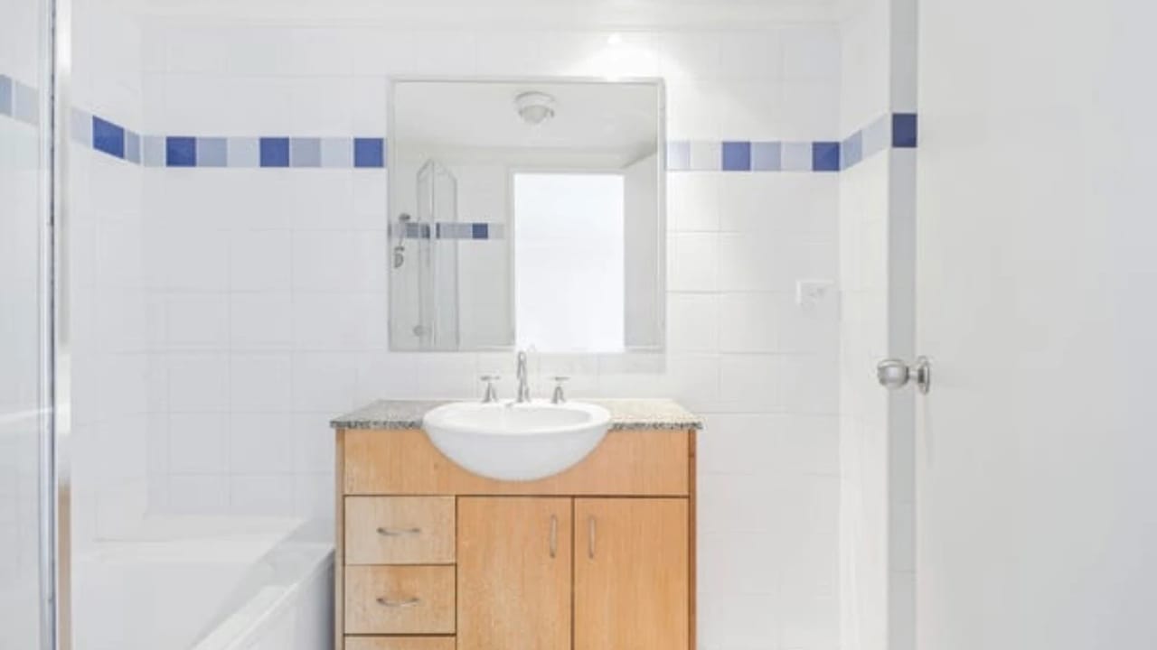 Furnished room with own bathroom