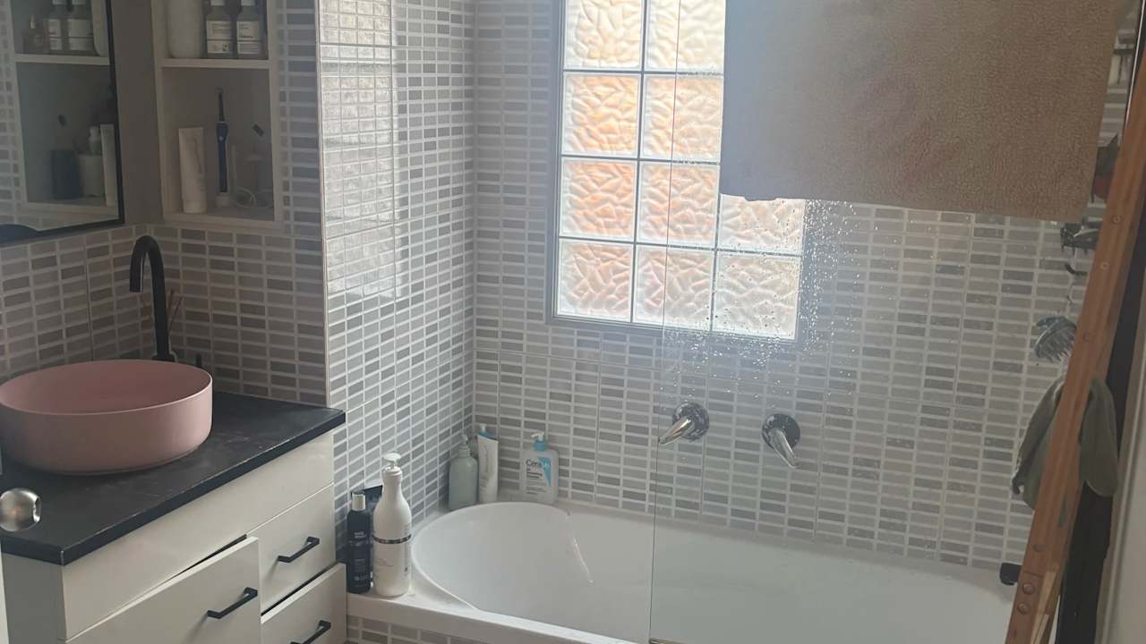 Room in a share house
