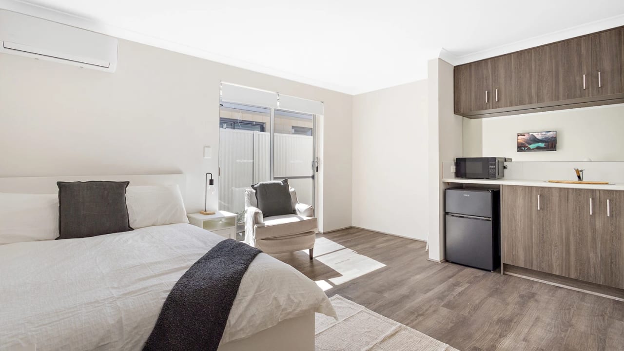 Furnished room with own bathroom