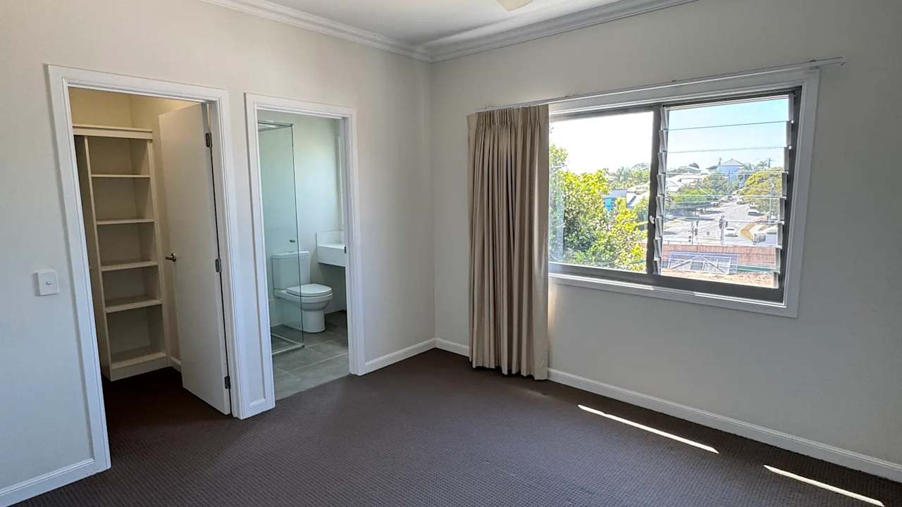 Unfurnished room with ensuite in a flatshare