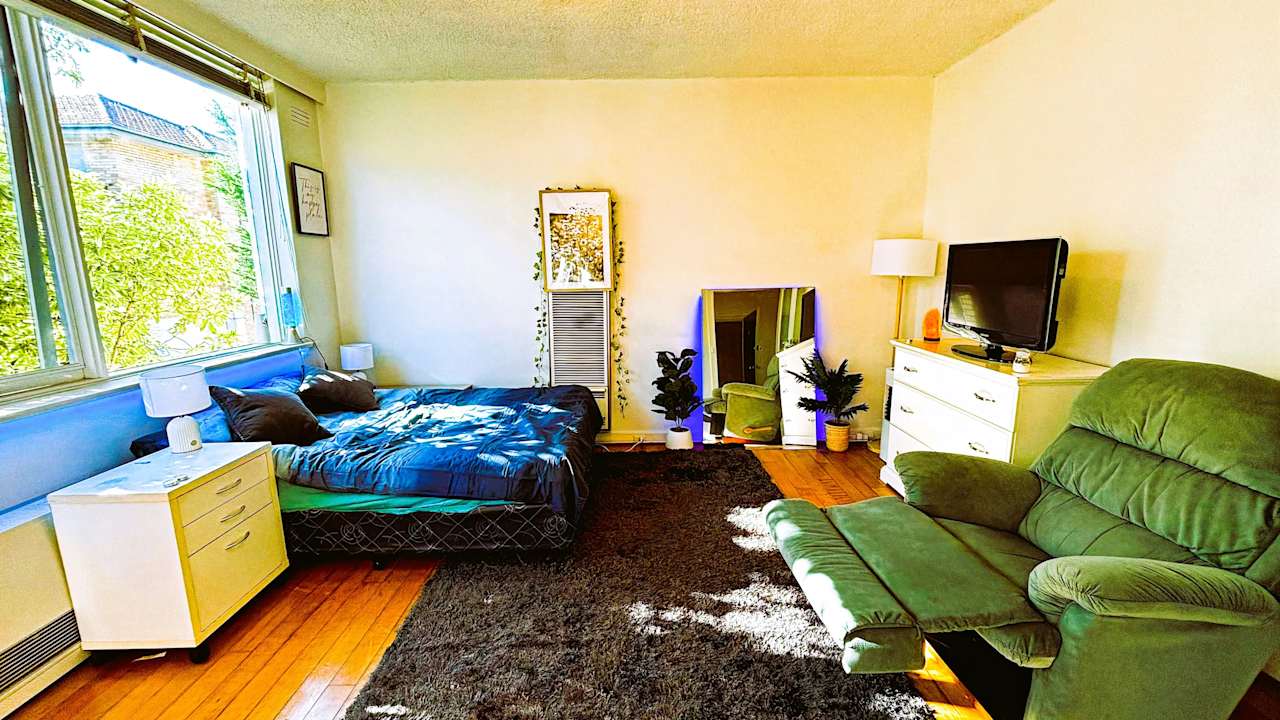 Furnished room in a flatshare