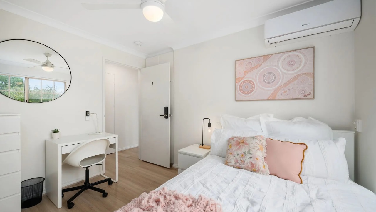 Furnished room in a share house