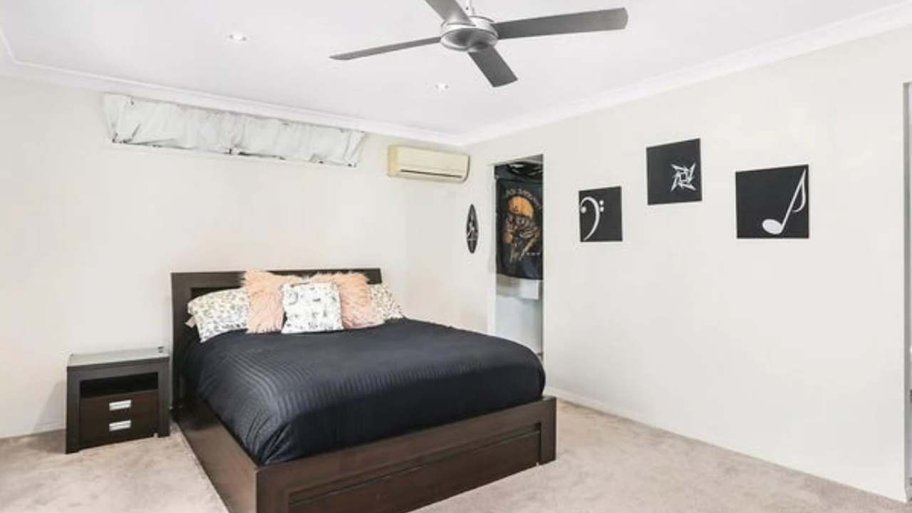 Room in a share house
