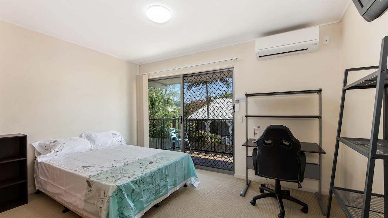 Furnished room in a flatshare