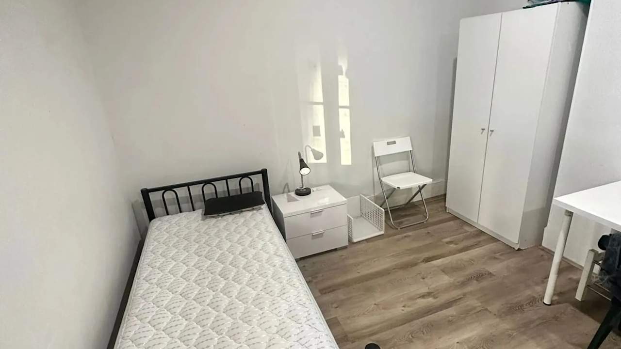 Furnished room in a share house