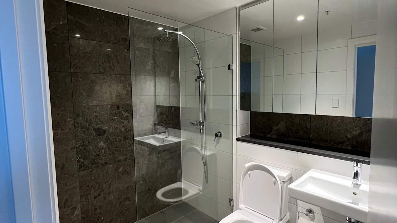 Furnished room with ensuite in a flatshare