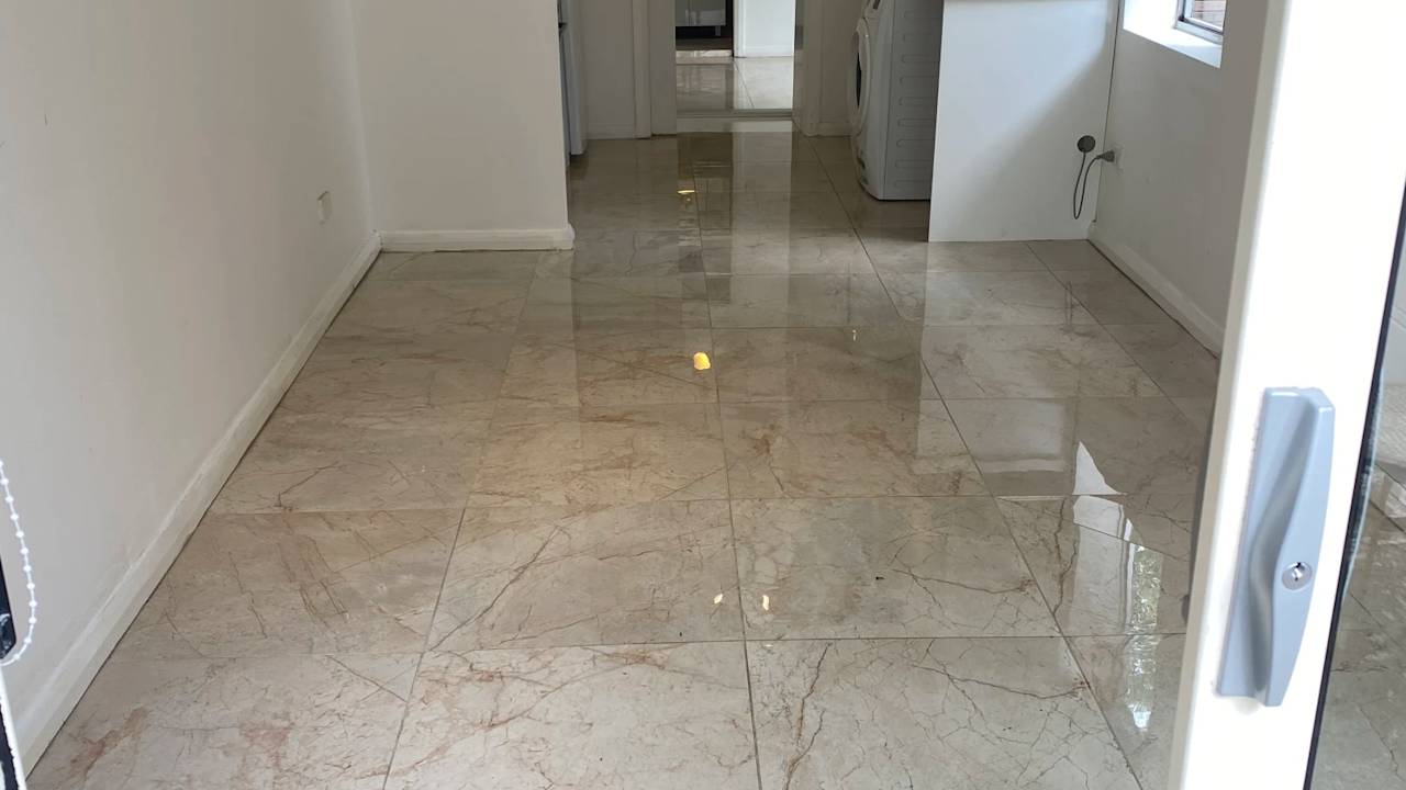 Unfurnished room studio flat for rent