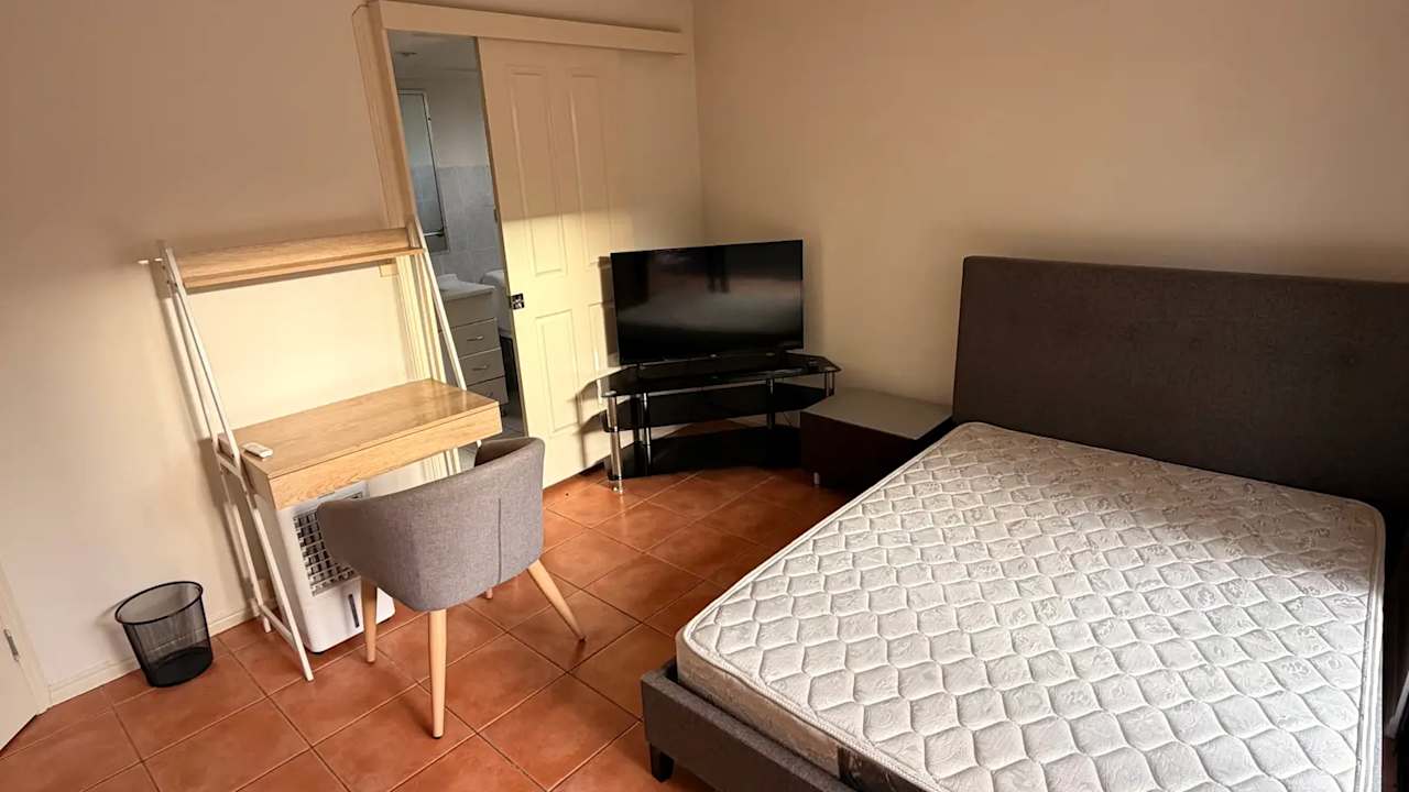 Furnished room with ensuite in a flatshare
