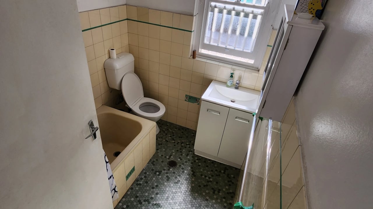 Furnished room in a flatshare