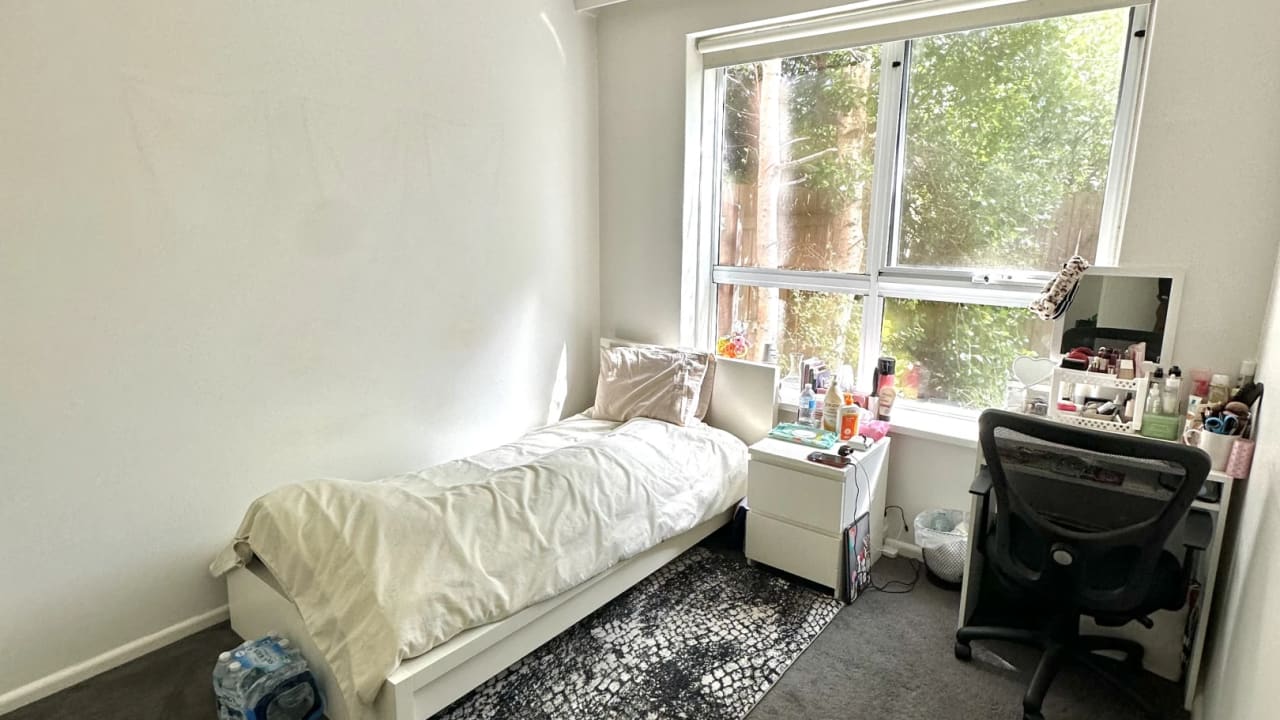 Furnished room in a flatshare