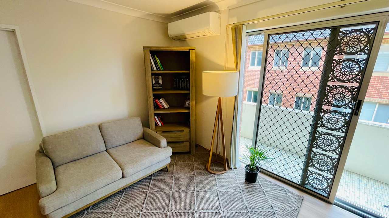 Furnished room in a flatshare