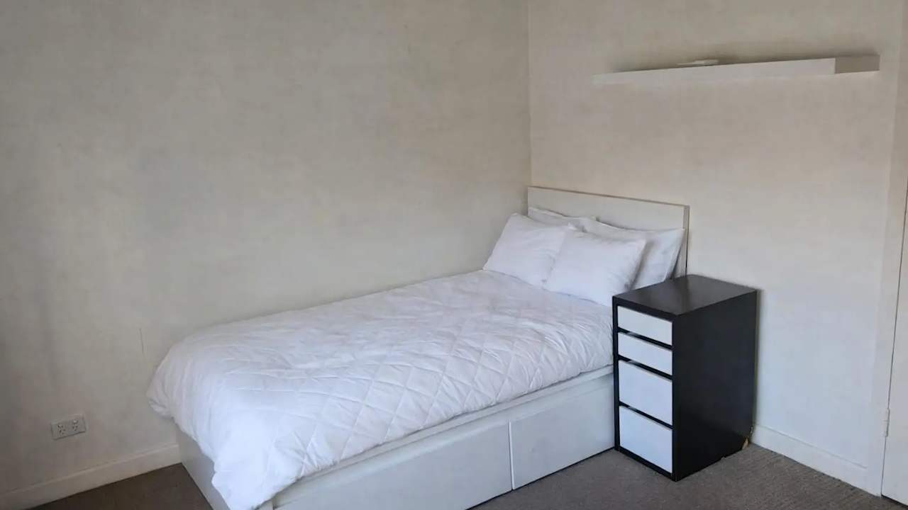 Furnished room in a flatshare