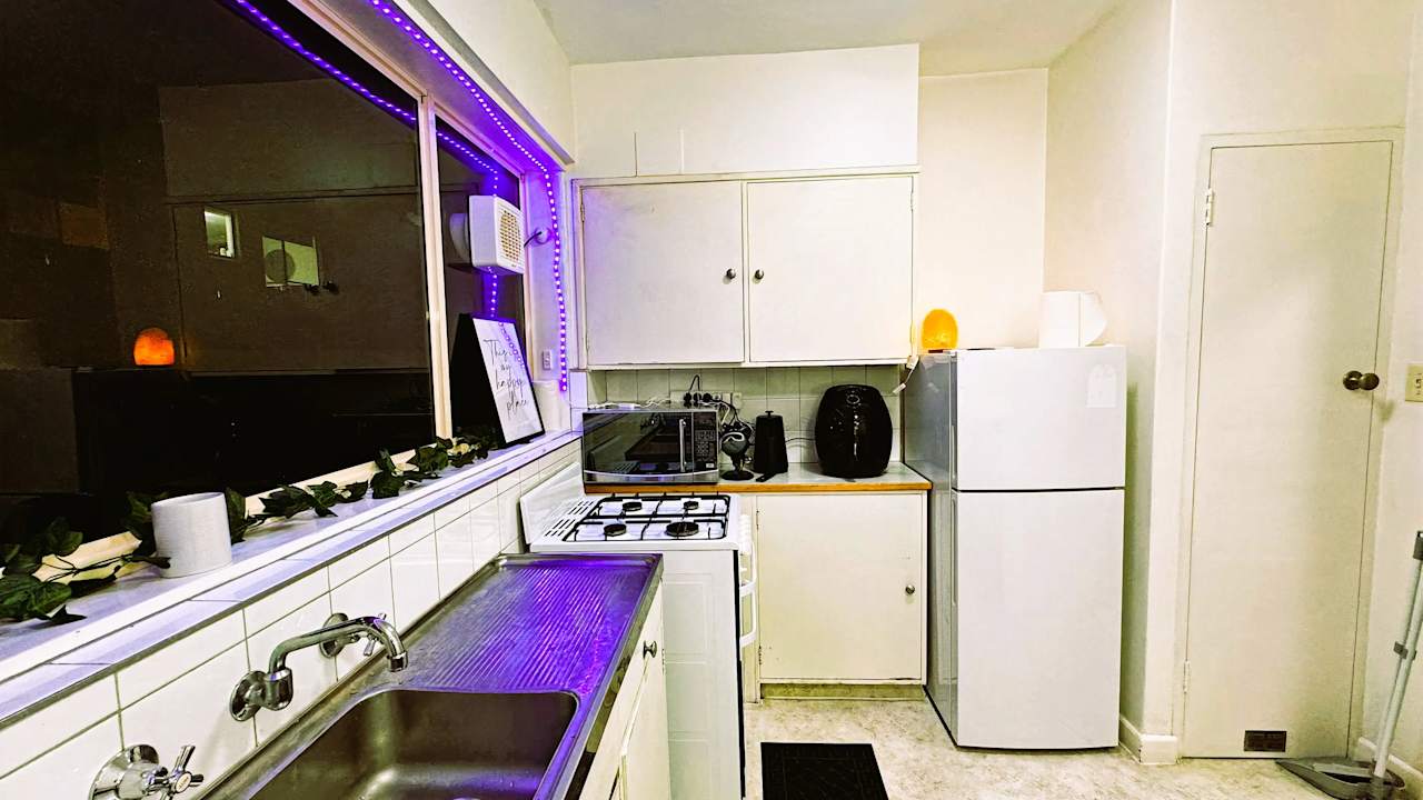 Furnished room in a share house