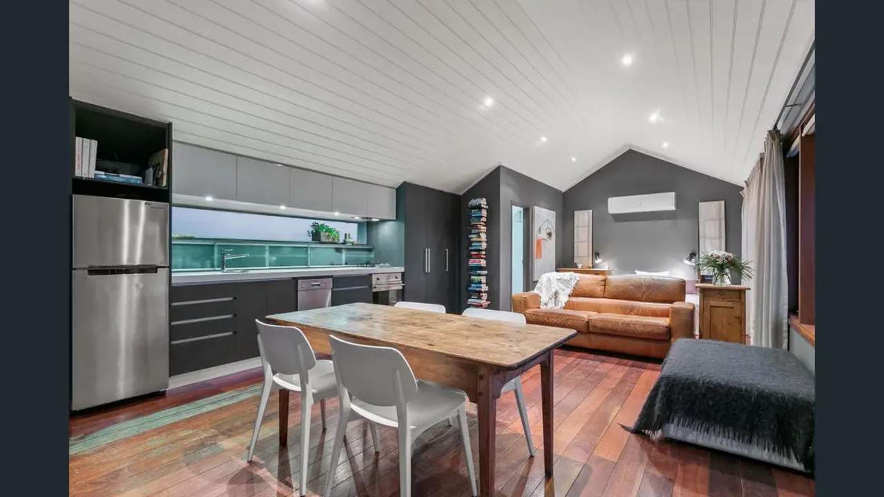 Unfurnished room studio flat for rent
