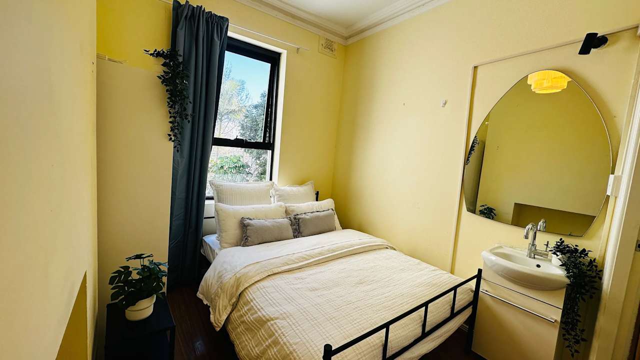 Furnished room in a share house