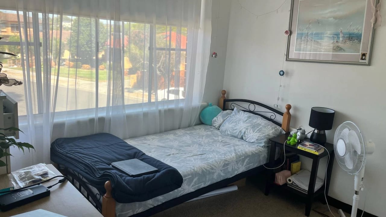 Furnished room in a flatshare