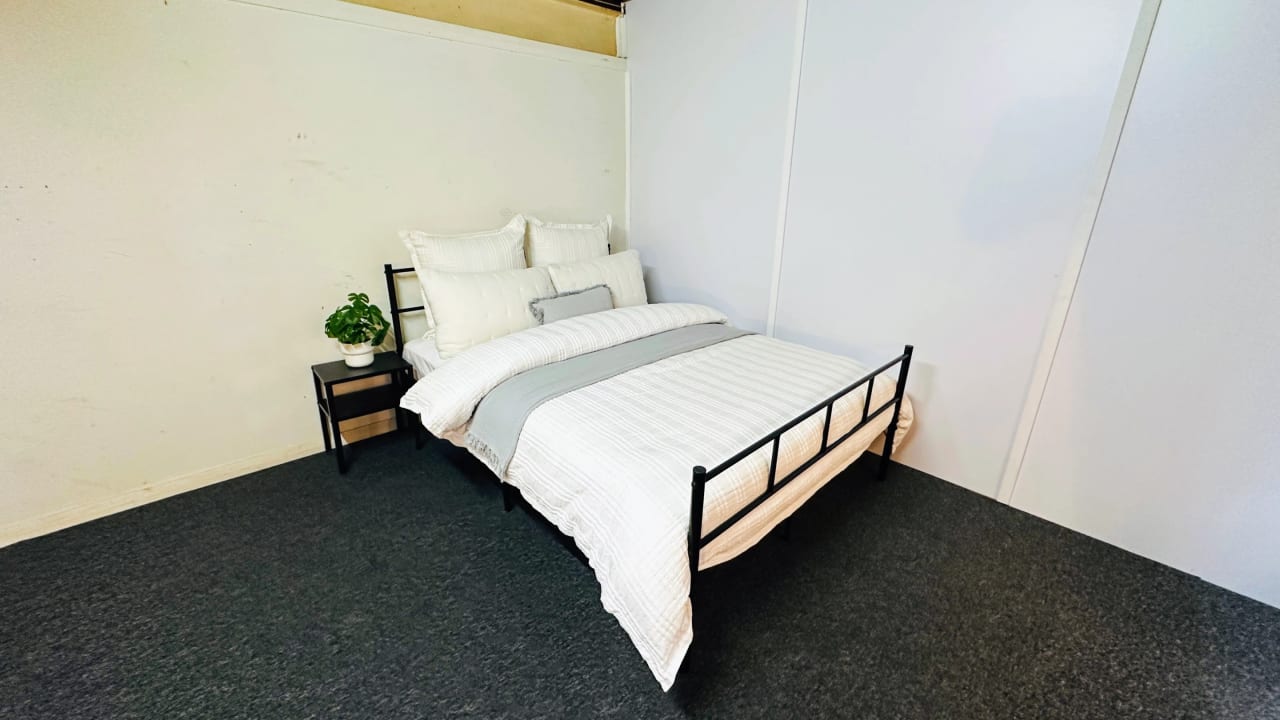 Furnished room in a flatshare