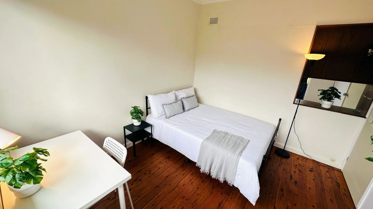 Furnished room in a flatshare