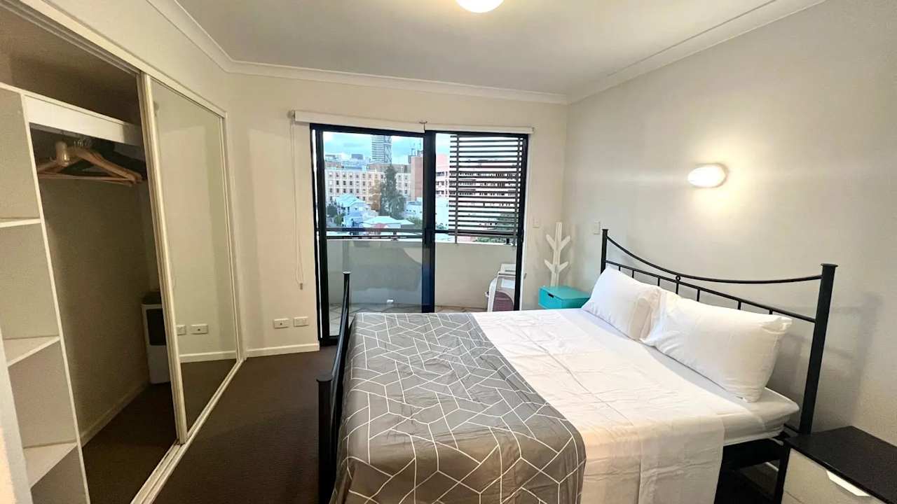 Furnished room with ensuite in a flatshare