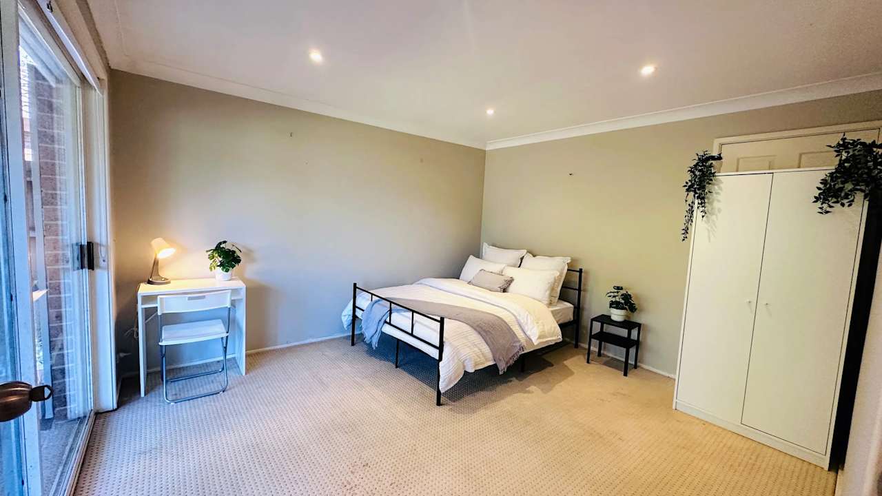 Furnished room in a flatshare