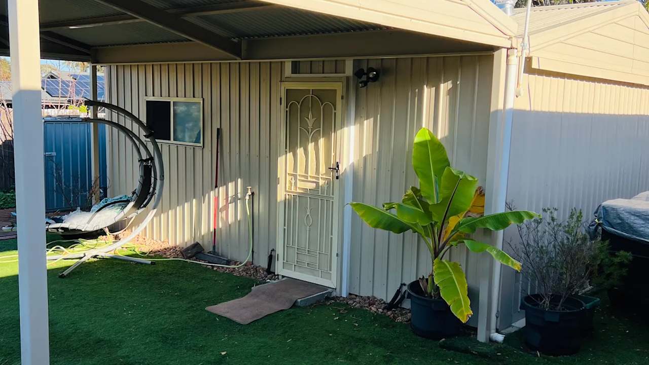 Whole property with 1 room for rent