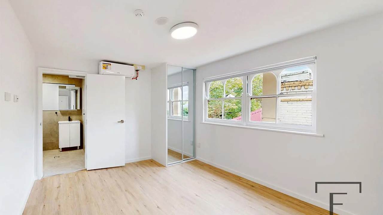 Unfurnished room studio flat for rent