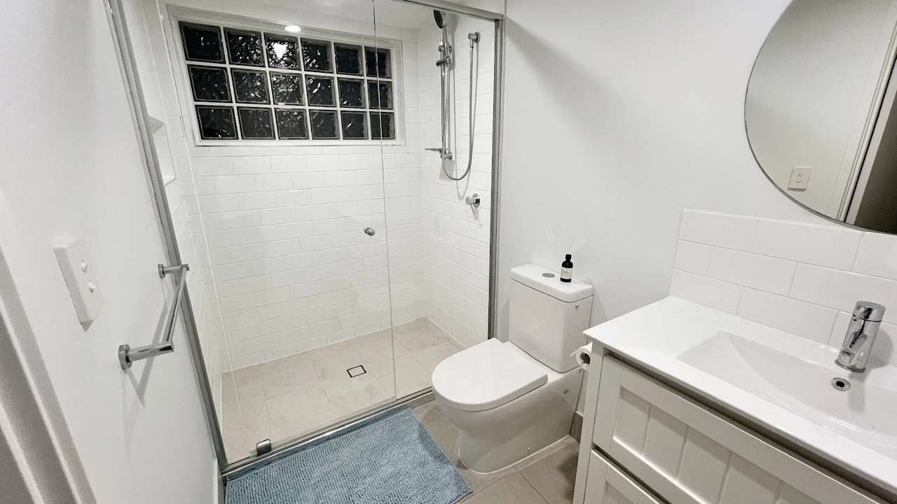 Furnished room with ensuite in a flatshare