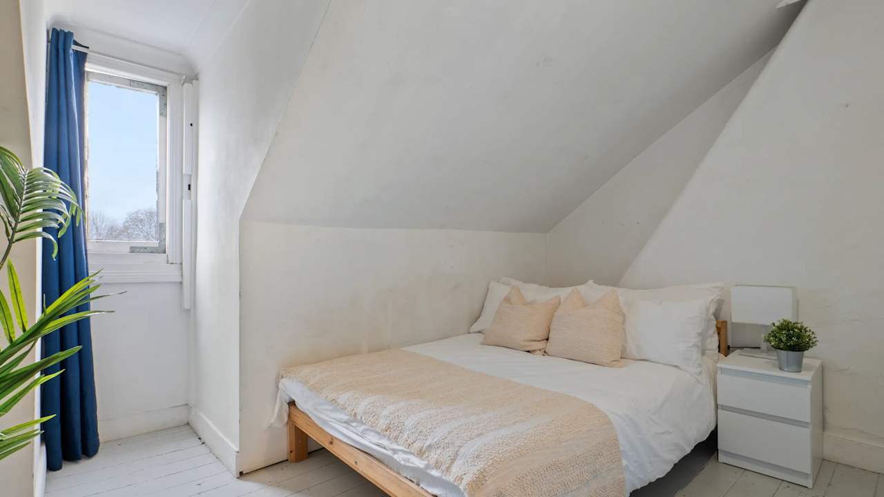 Furnished room in a share house