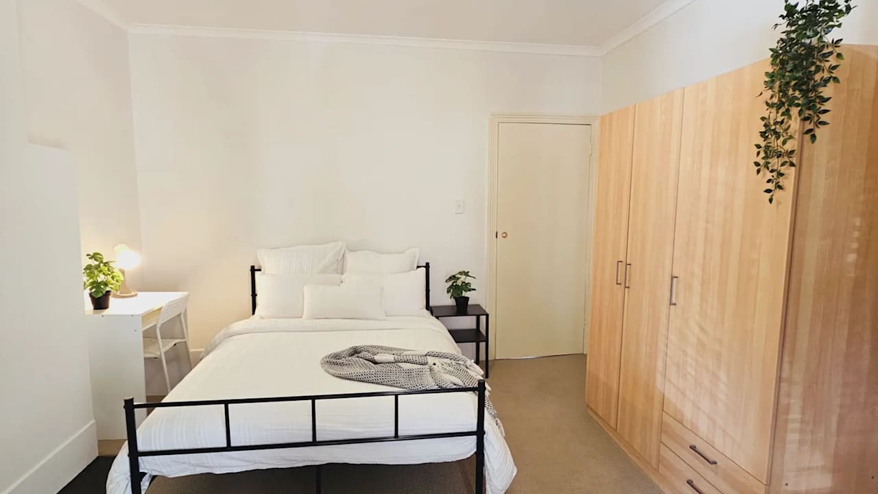 Furnished room in a flatshare