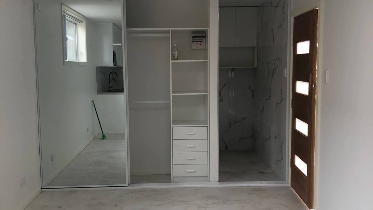 Unfurnished room studio flat for rent