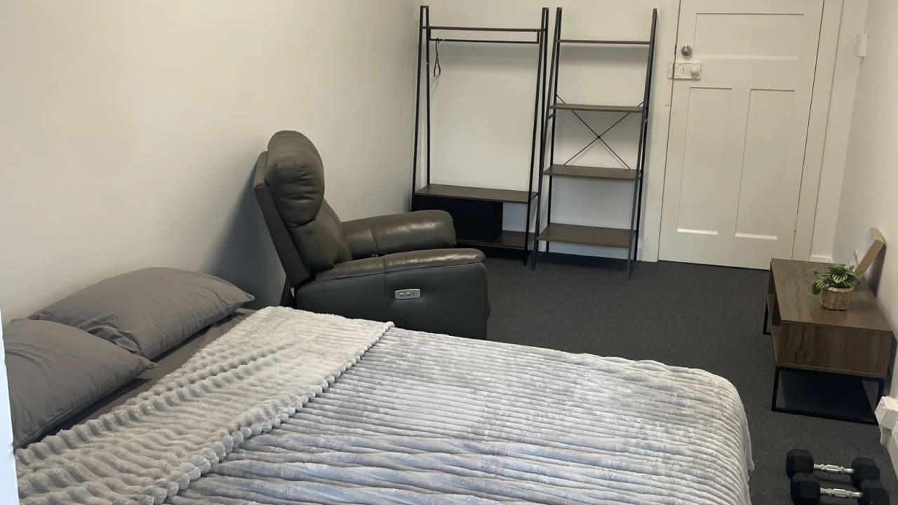 Furnished room in a flatshare