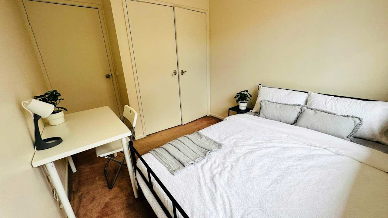 Furnished room in a flatshare