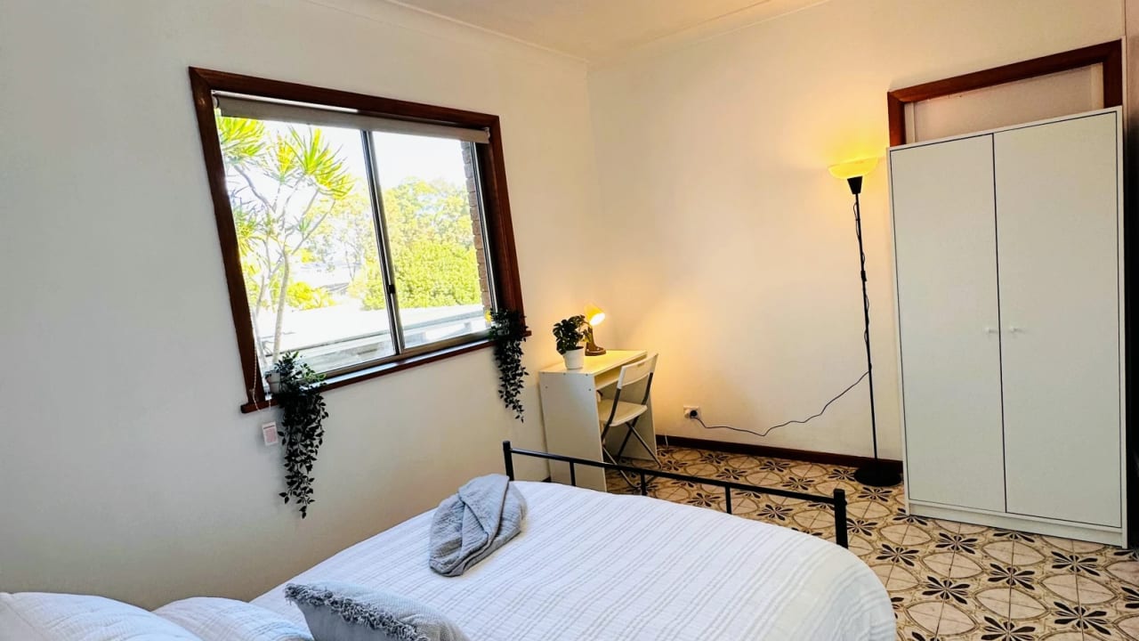 Furnished room in a flatshare
