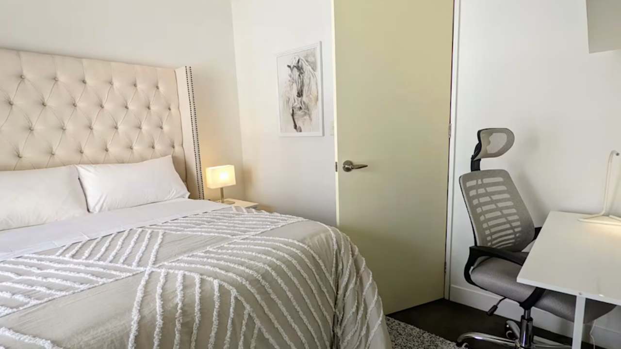 Furnished room in a flatshare