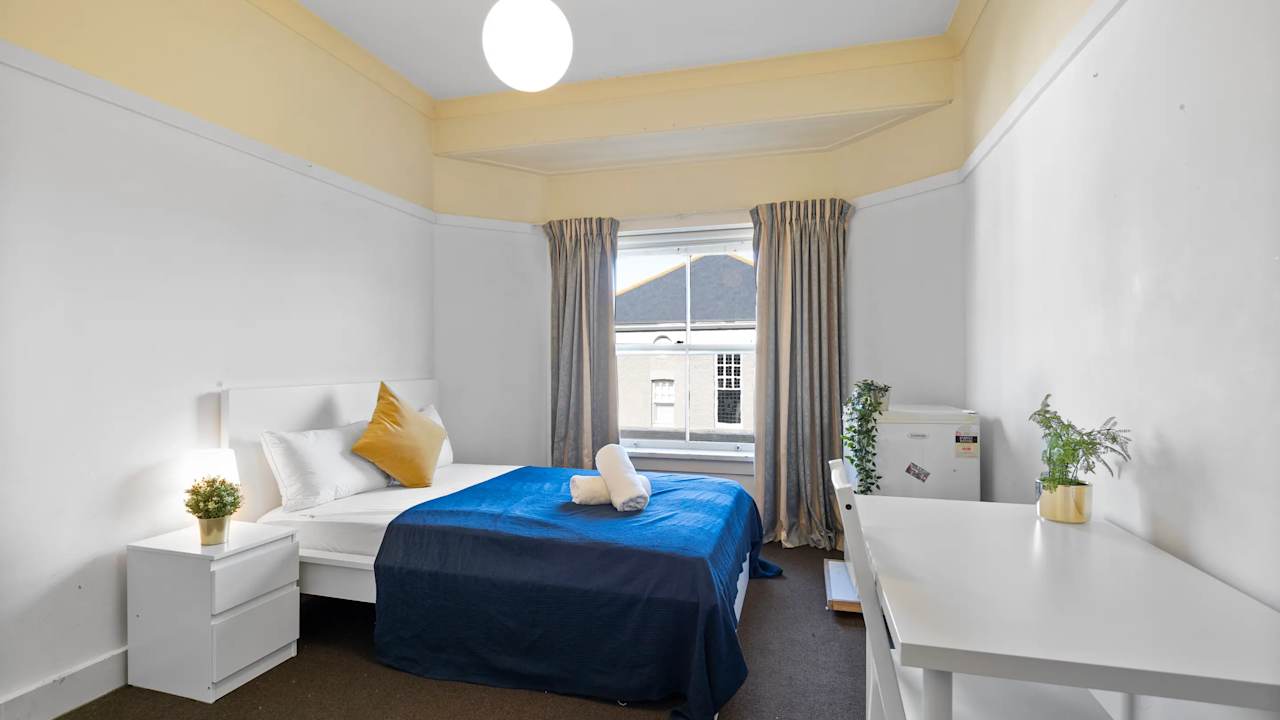 Furnished room with ensuite in a flatshare