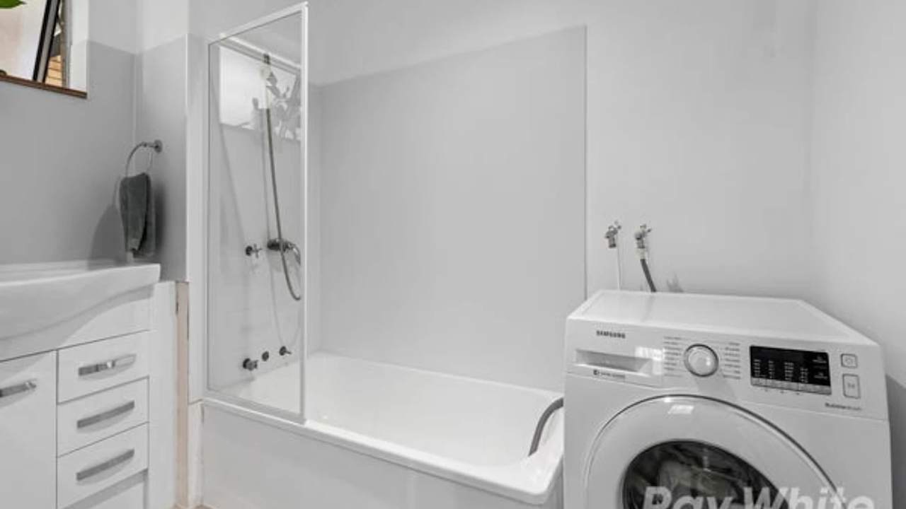 Unfurnished room in a flatshare