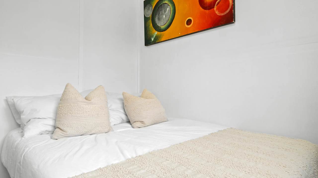 Furnished room in a flatshare