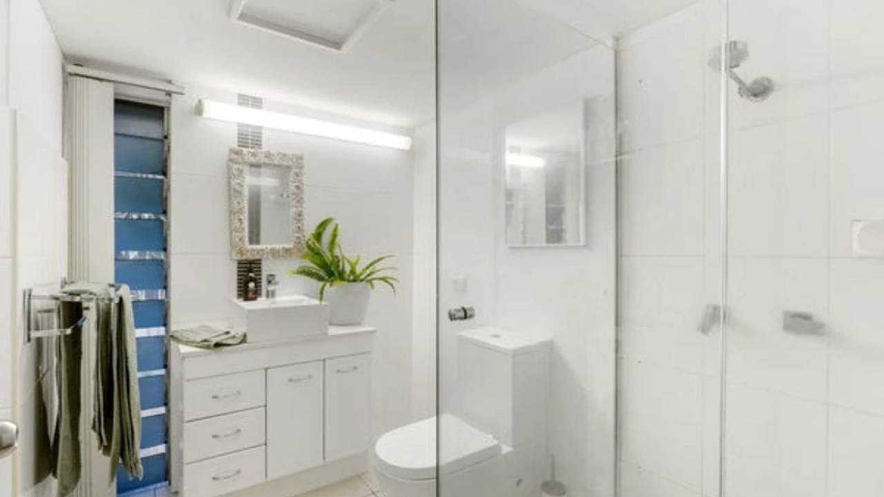 Unfurnished room in a flatshare